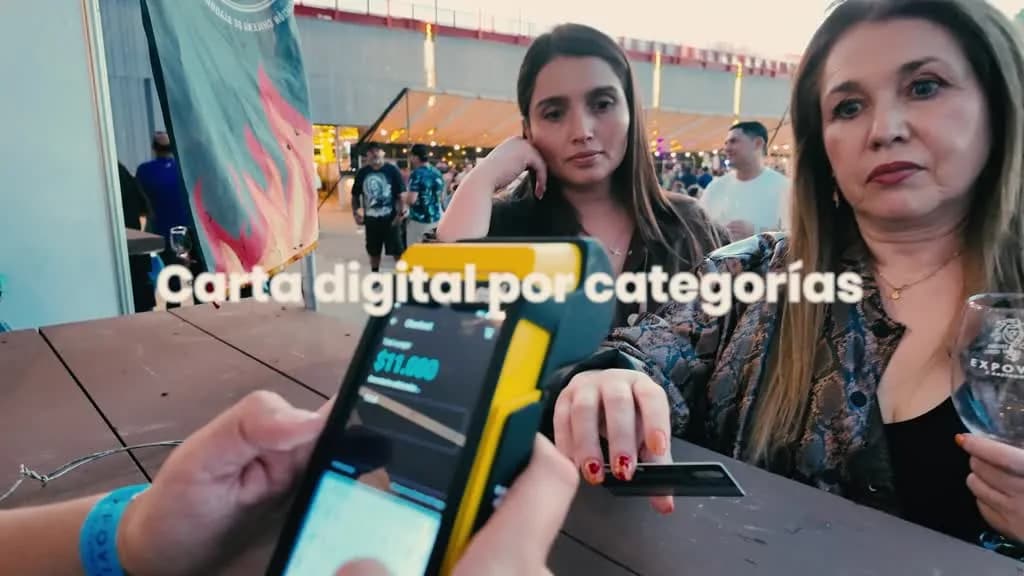Operadora usando el catálogo de productos en el terminal VPOS