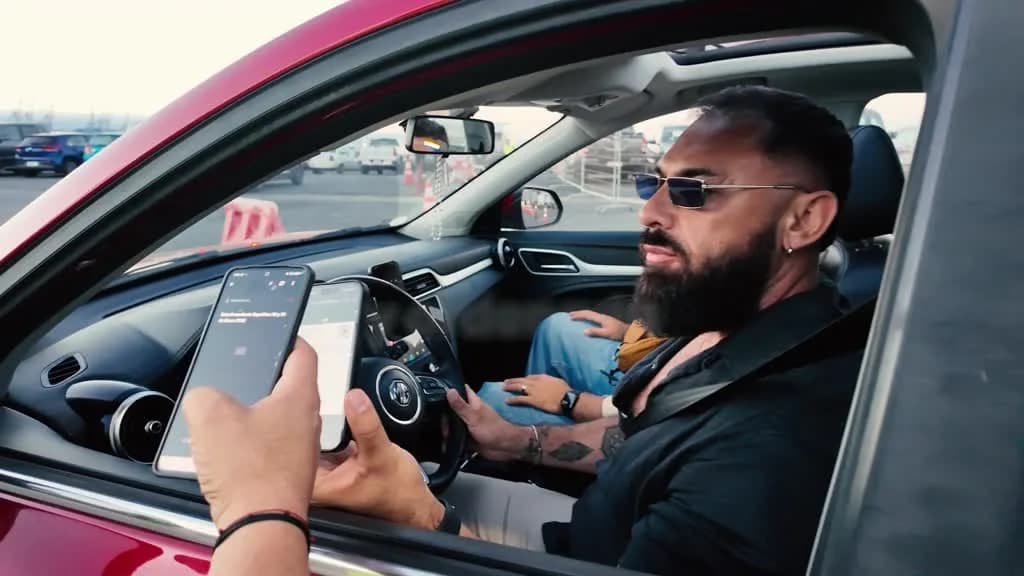 Conductor pagando a un operador con VPOS en el acceso a un estacionamiento